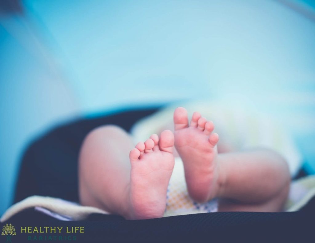 A baby's feet on a blanket with the words healthy life.